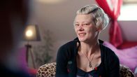 Menschen hautnah – Die Serie erzählt die Geschichten von Anna, Cosima, Dana, Gert, Jan, Micha und Peter. Alle sieben sind innerhalb ihres ersten Lebensjahres adoptiert worden. Von Anbeginn wuchsen sie in „ihrer" Familie heran, als seien sie leiblich. Ihre Herkunft wurde ihnen verheimlicht, lediglich die Familie oder die Nachbarschaft wusste Bescheid. Jahrelang warteten die Adoptiveltern auf den richtigen Zeitpunkt, um die unbequeme Wahrheit zu erzählen. Und sie verpassten ihn. - Dana hat mit fast allem ihren Frieden gemacht, aber nicht mit ihrem Erzeuger. (Die Fotos sind für alle drei Folgen verwendbar)