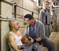 Escape Plan - Entkommen oder sterben – L-R: Javed (Faran Tahir), Ray Breslin (Sylvester Stallone), Emil Rottmayer (Arnold Schwarzenegger).