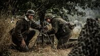 Hitlers letzter Widerstand – REENACTMENT- Deutsche Soldaten bauen den Mörser auf und laden ihn. Gespielt von: Jarret Aikman (v.l.n.r.) und Jonathan Woodhall. (Holdout II Productions Inc./Liam Herring)