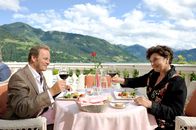 Der Bergdoktor – Haben endlich einen gemeinsamen Nenner gefunden: Lisbeth (Monika Baumgartner, r.) und der Restaurantkritiker Klaus Hellmann (Till Demtroder, l.).