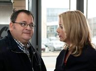 In aller Freundschaft – Sarah Marquardt (Alexa Maria Surholt) erwischt Hans-Peter Brenner (Michael Trischan), der wegen eines Seminars zu spät zum Dienst erscheint. Brenner beteuert, dass dies die absolute Ausnahme sei und nicht wieder vorkommen wird.