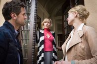 Akte Ex – Die Kommissare Kristina Katzer (Isabell Gerschke, r.) und Lukas Hundt (Oliver Franck, l.) fragen Maria Klose (Gesine Cukrowski, M), die Witwe des Mordopfers, nach ihrem Alibi.