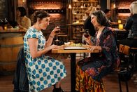 Call Me Kat – Kat (Mayim Bialik, l.); Mary (Rose Abdoo, r.)