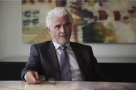 Castle – Der Mord an einem Mitarbeiter in einem Videoladen führt das Team zu Castles Vater, der sich ihnen als Anderson Cross (James Brolin) vorstellt.