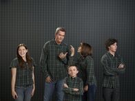 The Middle – (3. Staffel) - Der alltägliche Wahnsinn ist bei ihnen Dauergast: Frankie (Patricia Heaton, 2.v.r.) und Mike (Neil Flynn, 2.v.l.) und ihre drei Kinder Axl (Charlie McDermott, r.), Brick (Atticus Shaffer, M.) und Sue (Eden Sher, l.) ...