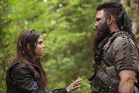 The 100 – Kann Octavia (Marie Avgeropoulos, l.) dem Grounder Nyko (Ty Olsson, r.) vertrauen?