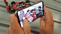 Der Modellbauer - Perfektion aus Leidenschaft – Die Miniaturautos werden nach dem Prinzip der Carrera-Bahn auch bei Rennen eingesetzt.
