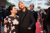 Entdecke die Mandy in dir – Unter dem Namen Mia möchte sie allen, aber vor allem ihrer Chefin Agnes van Beuyten (Nadja Auermann, r.) zeigen, was in ihr steckt: Nachwuchs Modedesignerin Mandy (Anna Fischer, l.) ...