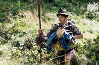 Märzengrund – Elias (Jakob Mader) sucht fernab von den Verpflichtungen des elterlichen Hofes und der Gesellschaft das Glück: Allein macht er sich auf den Weg in die Berge.