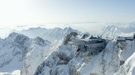 Marvellous Machines – Mit der Luftseilbahn auf Deutschlands höchsten Berg. Die Seilbahn Zugspitze überwindet 1945 Höhenmeter und hat eine Gesamtlänge von 4.467 Metern.