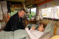Der Bergdoktor – Dr. Martin Gruber (Hans Sigl) ist überrascht, unter Branka Neumanns (Oona Devi Liebich) Adresse ein Wohnmobil vorzufinden.