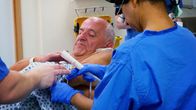 OP hautnah – Arabella wird heute von ihren Eltern in die Klinik gebracht, wo die Vierjährige zum zweiten Mal operiert wird. Das Mädchen schielt auf beiden Augen, die wechselseitig nach innen wandern. Obwohl Arabella bisher von Hänseleien verschont blieb, befürchtet Mutter Heidi, dass sie andere Kinder mit zunehmendem Alter aufziehen. Bei der ersten OP wurden die Muskeln gelockert, die zu stark nach innen zogen. Doch das funktionierte nicht. Nun wird Augenarzt Stephen Byard die Muskeln straffen, die nach außen ziehen. Das Versprechen, beide Augen absolut parallel hinzubekommen, kann er jedoch nicht geben.
