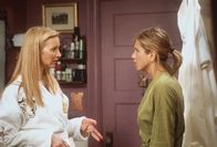 Friends – Phoebe (Lisa Kudrow, li.) und Rachel (Jennifer Aniston) glauben zu wissen, dass Monica schwanger ist.
