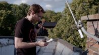 Nackt im Netz - Hacker gegen Überwachung – Lokale Netzwerke stellen eine Alternative zum Internet dar. Antenne für Antenne errichten Hacker ein sogenanntes Mesh-Netzwerk: Das sind dezentrale Netzwerke, die auch ohne Internetzugang funktionieren.