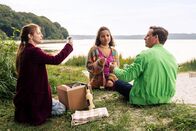 Dr. Nice – Versöhnung am Strand, v.li.: Josefine Preuss als Charlie, Maj Borchardt als Lea Koch, Patrick Kalupa als Dr. Neiss