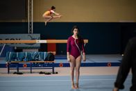 neoriginal: The Gymnasts – Nach langer Verletzungspause bestreitet die italienische Turnerin Martina (Alessia De Falco) beim Turnier "Winter Fox" in den Abruzzen ihr Comeback.