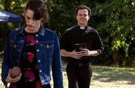Fleabag – Fleabag (Phoebe Waller-Bridge) und The Priest (Andrew Scott)