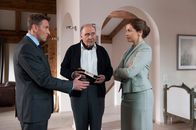Der Bergdoktor – Prof. Fendrich (Lambert Hamel, M.) versucht offensichtlich Dr. Kahnweiler (Mark Keller, l.) mit seiner Tochter Vera (Rebecca Immanuel, r. ) zu verkuppeln. Doch diese hat das Vorhaben durchschaut und spielt nicht mit.