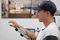 Simon Ehammer - Der (Fast-)Alleskönner – Simon Ehammer in der Reha: Arm und Schulter werden von einem Roboter bewegt.