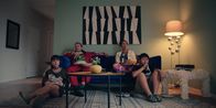 neoriginal: Doppelhaushälfte – Die Knuppes (Helena Yousefi, l., Milan Peschel, 2. v. l., Minh-Khai Phan-Thi, 2. v. r. und Hoang Minh Ha, r.) sind bei den Nachbarn eingezogen und machen es sich auf dem Sofa gemütlich.