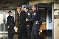 Castle – Ist er wirklich der Mörder der Hellseherin Vivien? Oder war Steve Adams (Rick Ravanello, 2.v.l.) nur zur falschen Zeit am falschen Ort?; Ist er wirklich der Mörder der Hellseherin Vivien? Oder war Steve Adams (Rick Ravanello, 2.v.l.) nur zur falschen Zeit am falschen Ort?