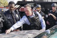 Scorpion – Capt. Pete Kavanaugh (Dwight Hicks, l.) und Cabe (Robert Patrick, r.) setzen alles daran, eine Geiselnahme schnell zu beenden, denn unter den Geiseln befinden sich auch Walter und Toby, die eigentlich auf einer ganz anderen Mission sind ...
