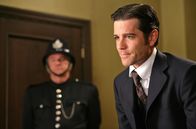 Murdoch Mysteries – Detective Murdoch (Yannick Bisson) verhört Eddie Cullen im Verhörraum des Reviers, während Constable Crabtree (Jonny Harris) zusieht (Hintergrund).