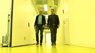 SMS - Schwanke meets Science – Karsten Schwanke (rechts) und Dr. Edwin Mulder in den hochmodernen Räumen des DLR-Schlaflabors.