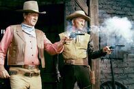 Die Gewaltigen – Taw Jackson (John Wayne, links) plant mit dem Revolverhelden Lomax (Kirk Douglas) den ganz großen Coup.