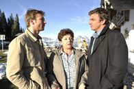 Der Bergdoktor – Martin (Hans Sigl, r.) erklärt seiner Familie (Heiko Ruprecht, Monika Baumgartner), wie er Andrea nun doch zurückgewinnen will.