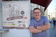 Hoagascht – Wuerstelstandbesitzer Rene Kachlir bei seinem Wuerstelstand am Schwarzenbergplatz