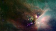 Spacetime – Auf diesem Bild treten neu entstandene Sterne aus einem Schleier von Sternenstaub und Gesteinsbrocken hervor. Auch unsere Sonne entstand aus interstellarer Materie – den Überresten einer Supernova-Explosion.
