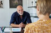 Rentnercops – Bernd Reinstädter (Richard van Weyden, l.) bestätigt vor Vicky Adam (Katja Danowski, r.), dass alle Tom mochten.