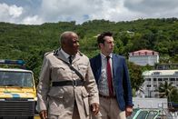 Death in Paradise – Die Ermittlungen im Mordfall laufen auf Hochtouren. Aber für DI Parker (Ralf Little, r.) und Commissioner Patterson (Don Warrington, l.) ist weiterhin unklar, welches Motiv hinter der grausamen Tat steckt.