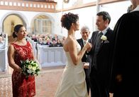 Rote Rosen – ARD ROTE ROSEN FOLGE 1438 Uhr im ERSTEN. Hochzeit: Gunter (Hermann Toelcke, 2.v.r.) und Merle (Anja Franke, 2.v.l.) geben sich in einer romantischen Zeremonie überglücklich das Ja-Wort (mit Gerry Hungbauer, M., Sandra Speichert, r. und Komparsen).