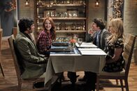 The Big Bang Theory – Ein Doppeldate zwischen Raj (Kunal Nayyar, l.), Emily (Laura Spencer, 2.v.l.), Howard (Simon Helberg, 2.v.r.) und Bernadette (Melissa Rauch, r.) endet mit einem Problem für Howard, der vor Jahren schon mal mit ihr zu tun hatte ...