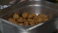 BesserEsser - Sebastian Lege deckt auf – Ein Labortest zeigt: Die Fertig-Frikadellen von Aldi enthalten nur 55,3% statt der auf der Packung angegebenen 80% Schweinefleisch. Damit liegt der Fleischanteil sogar weit unter dem Mindeststandard von 65%.