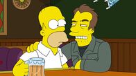 Die Simpsons – Nach einem Gespräch mit einem Unbekannten (r.) in Moes Taverne ist Homer (l.) überzeugt, dass der Weltuntergang naht ...