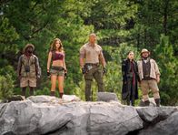 Jumanji 2 - The Next Level – Jumanji-Spieler wider Willen: von links: Mouse (Kevin Hart), Ruby (Karen Gillan), Bravestone (Dwayne Johnson), Ming (Awkwafina) und Oberon (Jack Black).
