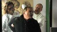 Mord in bester Gesellschaft – Seine Neugier wird Dr. Wendelin Winter (Fritz Wepper, Mitte) zum Verhängnis. Er wird kurzerhand für gemeingefährlich erklärt und in die geschlossene Psychiatrie eingewiesen.