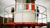 Die Pfefferkörner – Leo (Charlotte Farhadi) und Moritz (Jan Friedrichsen) lauern in der Hafencity dem vermeintlichen Kunstdieb auf.