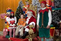 The Middle – Brick (Atticus Shaffer, M.) freut sich nicht wirklich, Santa zu treffen, vielmehr ist er traurig, dass er seinen PEZ-Spender mit Santa-Motiv verloren hat ...