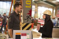 Community – Die Neue am Greendale College, Frankie (Paget Brewster, r.), will Jeff (Joel McHale, l.) doch tatsächlich den Alkohol im Aufenthaltsraum verbieten ...