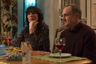 Brooklyn Nine-Nine – Karen Peralta (Katey Sagal, l.); Roger Peralta (Bradley Whitford, r.)