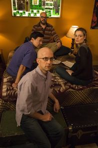 Community – Was kann Vater und Sohn besser zu einer Versöhnung bringen als eine Partie "Dungeons and Dragons"? Das denken sich zumindest Chang (Ken Jeong, l.), Dean Pelton (Jim Rash, vorne) und Britta (Gillian Jacobs, r.), die Professor Hickey wieder mit seinem Sohn Hank (David Cross, hinten) zusammenbringen möchten ...