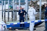 WaPo Bodensee – Jakob Frings (Max König, 3.v.r.) untersucht gemeinsam mit der Spusi (Komars:innen, l. u. r.) den Tatort, an dem die Leiche von Frank Schandau (Luca Torzi, liegend) gefunden wurde.