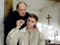 Luther – Auf Messers Schneide: Luther (Joseph Fiennes, u.) mit seinem Freund und Mentor Johann von Staupitz (Bruno Ganz).