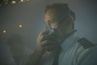 Mayday - Alarm im Cockpit – REENACTMENT- Kapitän Doug Lampe (gespielt von Jonathan Purdon) ringt im verqualmten Cockpit des UPS-Flugs 6 nach Luft (Cineflix International Media/Ian Watson)