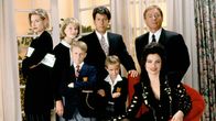 Die Nanny – L-R: C.C. Babcock (Lauren Lane), Maggie Sheffield (Nicholle Tom), Brighton Sheffield (Benjamin Salisbury), Maxwell Sheffield (Charles Shaughnessy), Grace Sheffield (Madeline Zima), Niles (Daniel Davis), Fran Sheffield (Fran Drescher, vor)