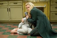 Fall 39 – Gerade noch rechtzeitig kann Sozialarbeiterin Emily (Renée Zellweger, r.) die Ermordung Liliths (Jodelle Ferland, l.) durch ihre eigenen Eltern verhindern. Die Zehnjährige bittet Emily, sie bei sich aufzunehmen ...